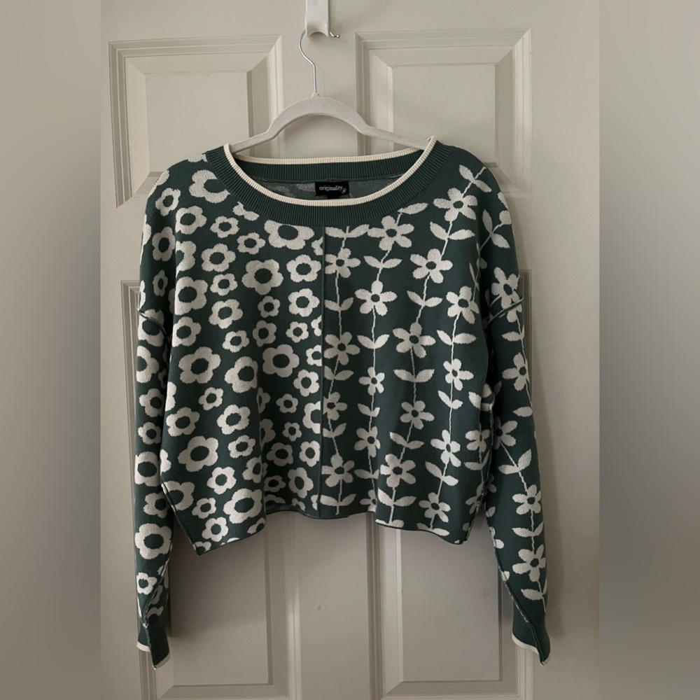 Women’s Originality Cream/Green floral cropped sweater w/exposed seams size L